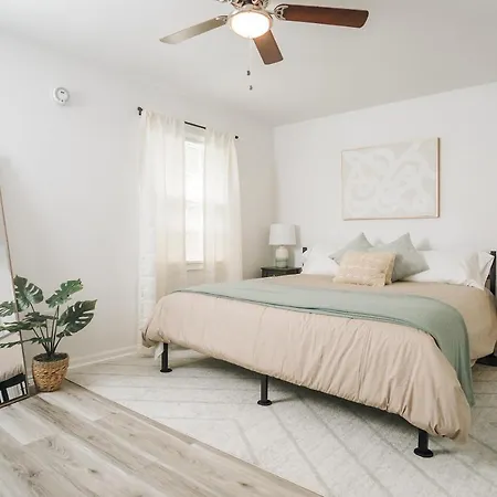 Tranquil Luxury: Modern Comfort!